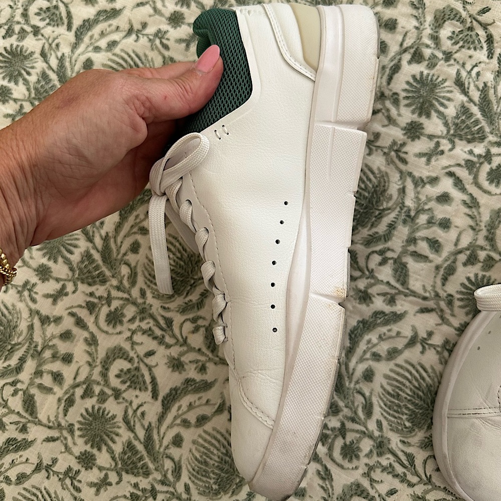 ON || THE ROGER Advantage Tennis Sneaker || Women ||  SZ 7